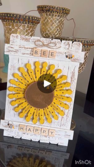 Bee Door Sign, Clothespin Flowers, Sunflower Craft, Bee Diy, Sunflower Wreath Diy, Clothespin Diy Crafts, Clothespins Diy, Christmas Candy Jars, Clothespin Art