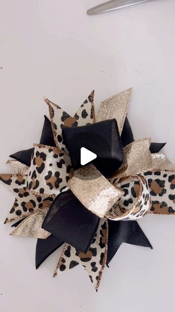 Joselyn Ann on Instagram: "Style 1 of my five bow style series: The Messy Bow

#messybow #messybowtutorial #bowsforsigns #howtomakebows #woodensigns #roundsigns #crafthowto #teachmehowtocraft #craftingtips #bowtips #bowtricks #bows #smallbusiness #leopardbow #prettybow" Easiest Bows To Make, Straw Bows Diy, How To Make Bows For Hair With Fabric, Flat Bow Tutorial, How To Make Big Hair Bows, How To Make Bows For Gifts, Layered Bows Diy, Simple Bows For Wreaths, How To Tie A Velvet Ribbon Bow