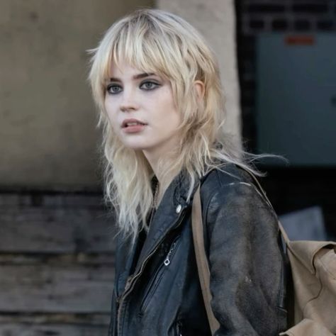 Aesthetic Hairstyles haircut grunge emo dye soft wolfcut fairycore academia photo simple mullet hair dark black blue Hair, Soft Wolfcut, Natalie Scatorccio, Mullet Hair, Sophie Thatcher, Wolf Cut Hair, Blue Wolf, Aesthetic Hairstyles, Leather Jacket