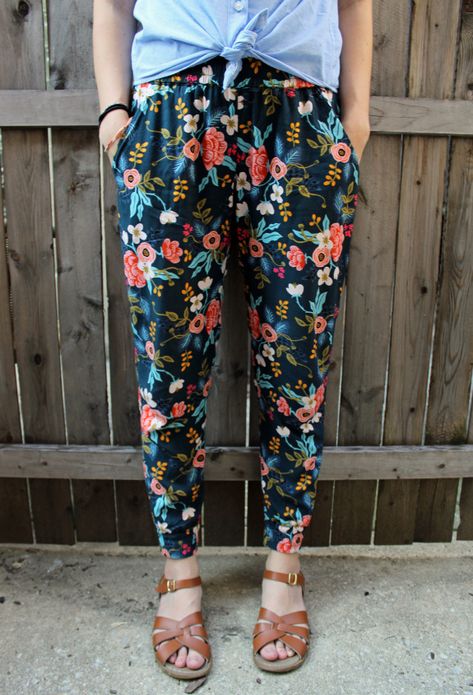 Rifle paper co joggers! Can someone make me a pair?? Floral Joggers Outfit, Floral Pants Outfit, Floral Joggers, Mum Fashion, Joggers Outfit, Outfit Collage, Floral Pants, Right Time, My Job