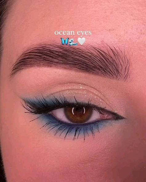 Blue Glam Eye Makeup, Makeup Looks Blue Eyeliner, Nautical Makeup Look, Siren Eye Makeup Brown Eyes, Minimal Blue Eye Makeup, Beachy Eye Makeup, Make Up With Blue Eyeshadow, Blue Mermaid Eye Makeup, Ocean Eyeshadow Look