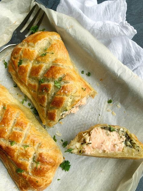 Salmon In Pastry Recipe, Salmon Hand Pie, Salmon Phyllo Dough Recipes, Individual Salmon Wellington, Smoked Salmon Puff Pastry Recipes, Salmon In Phyllo Pastry, Salmon With Puff Pastry, Salmon In Puff Pastry Spinach, Puff Pastry Salmon Wellington