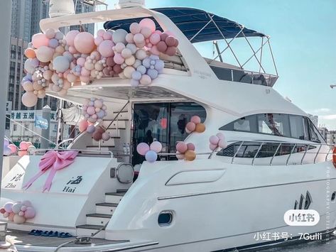 18th Birthday Yacht Party, Sweet 16 Yacht Party, Sweet 16 Boat Party Ideas, Yacht Aesthetic Party, Yacht Decorating Ideas Party, White Boat Party Outfit, Yatch Party Ideas, All White Boat Party, Birthday Yacht Party