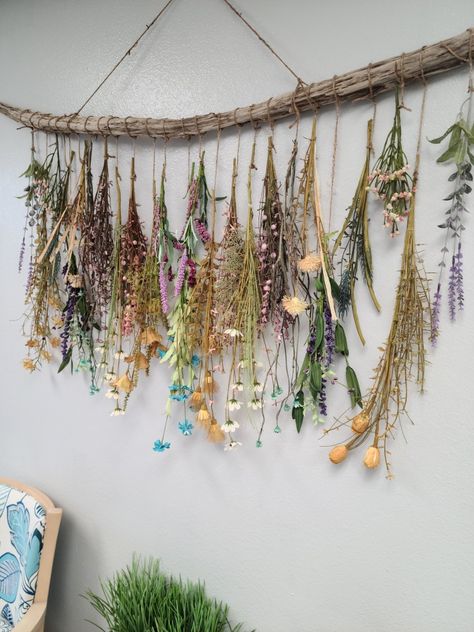 Summer flowers Dried Flower Garland Diy, Dried Flowers Interior Design, Hanging Dried Flowers Wall, Dried Flower Hanging Backdrop, Dried Flower Headboard, Hanging Dried Flowers Decor Wedding, Hang Dried Flowers On Wall, Wall Hanging Dried Flowers, Dried Flowers Hanging From Stick