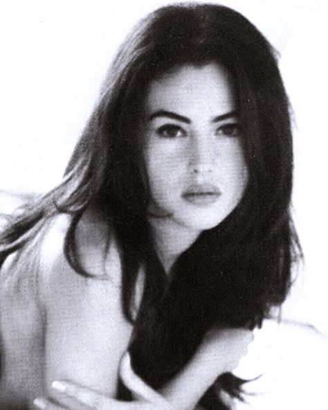 Monica Bellucci, Monica Belucci Aesthetic, 90s Actors Women, Model Icons, Dark Black Hair, Photos Black And White, Foto Poses, Foto Ideas Instagram, Beauty Icons