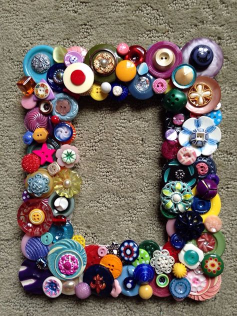 Vintage Buttons Crafts, Button Art Projects, Buttons Crafts Diy, Button Projects, Costume Jewelry Crafts, Buttons Crafts, Button Frames, Button Picture, Diy Buttons