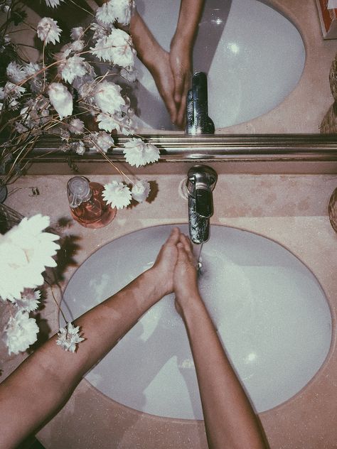 Washing Hands Aesthetic, Sink Photography, Washing Hands, Bathroom Design Decor, Hand Pictures, Painting Inspo, Ap Art, Design Decor, Crows