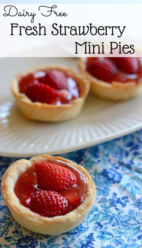 If you love summer desserts, you need to make this easy strawberry pie recipe. I made this strawberry pie recipe in the mini version so they are easy to eat, no fork needed. You might even be surprise to find that this easy recipe is dairy free too. Easy Strawberry Pie, Mini Pie Recipes, Strawberry Pie Recipe, Strawberry Pie, Perfect Pies, Easy Strawberry, Mini Pies, Köstliche Desserts, Diet Keto