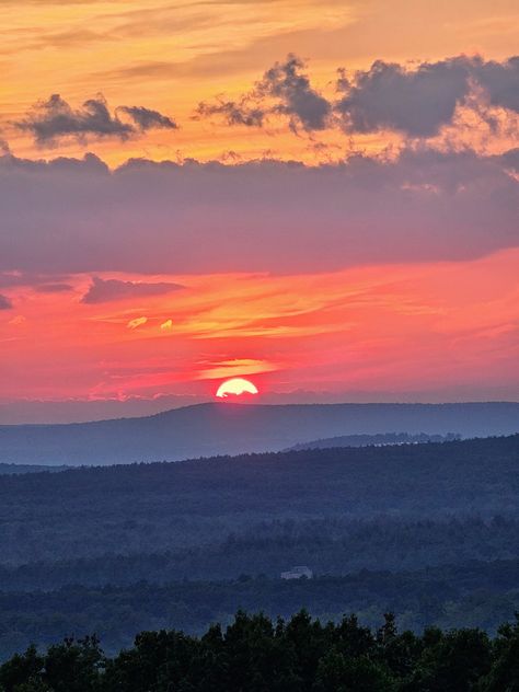 Mountain Sunset in Massachusetts on a late summer evening Sunset From Mountain, Beautiful Sunset Mountains, Sunset In Mountains, September Sunset, Pretty Sunsets, Evening Pictures, Sunset Mountains, Sunrise Pictures, Pastel Sunset