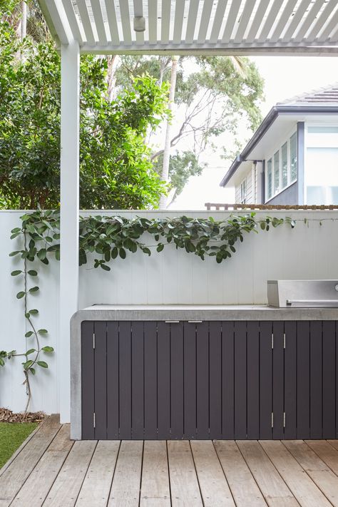 Madagascan Jasmine framing this outdoor kitchen beautifully 😍 Dapur Outdoor, Dining Room Renovation, Outdoor Bbq Area, Painted Brick House, Outdoor Renovation, Outdoor Bbq Kitchen, Built In Bbq, Red Brick House, Bbq Kitchen