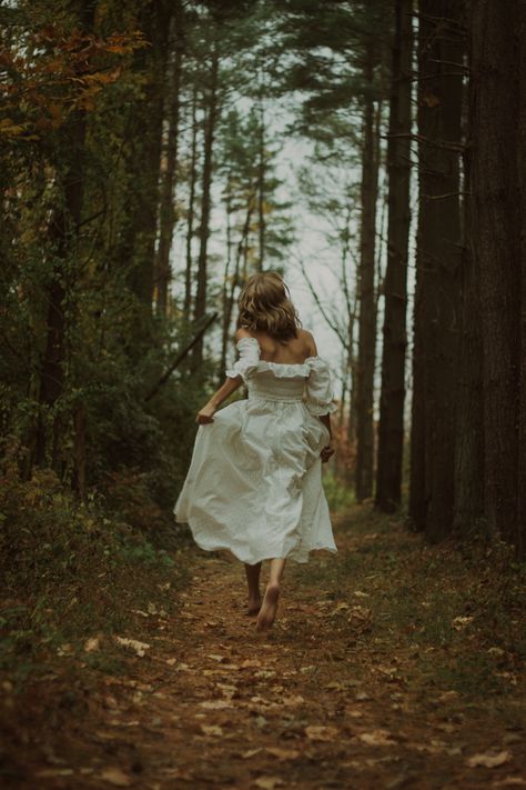 Nature Creative Photography, Photoshoot Ideas Outdoor Nature, Boho Self Portrait, Dress In Forest Photoshoot, Fall Nature Photoshoot, Woodland Photoshoot Ideas, Photos In Forest Ideas, Boho Woods Photoshoot, Enchanted Forest Photography