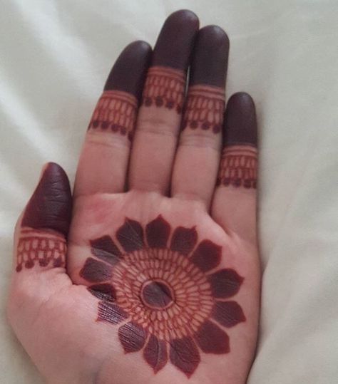 Simple Circle Mehndi Designs For Back Hand, Mehndi Designs Circle Beautiful, Round Mehndi Designs Circles Simple, Simple Round Mehndi Designs Front Hand, Round Mehndi Design Front Hand, Back Hand Round Mehndi Design, Round Mehndi Designs Circles, Mehadi Degine Simple, Simple Round Mehndi Designs