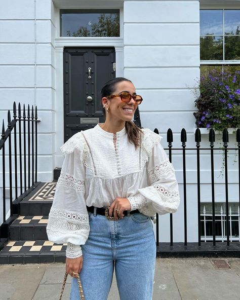 Chic Blouse Outfit, White Blouse Outfit Casual, Jeans And White Top Outfit, White Blouse With Jeans, Crochet Blouse Outfit, Vintage Blouse Outfit, White Blouse Outfit, Sassy Outfits, Business Fits