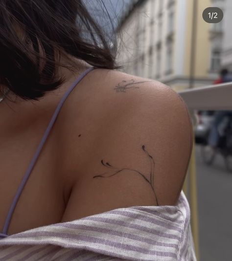 Delicate Tattoo Ideas For Women, Shoulder Tattoos For Women Dainty, Minimalist Botanical Tattoo, Arm Back Tattoo, Shoulder Tattoo Minimalist, Feminine Tattoos Back, Back Of The Shoulder Tattoos For Women, Plant Tattoo Shoulder, Brown Tattoos For Women