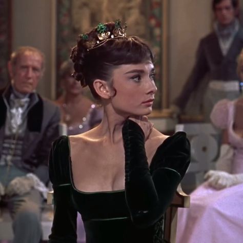 Audrey on Instagram: “Her side profile😍 Audrey Hepburn in War and peace, 1956 ⁣ ⁣ #audreyhepburn #breakfastattiffanys #oldfashion #oldhollywood #60sfashion…” Aubrey Hepburn, Audrey Hepburn Photos, Audrey Hepburn Style, Anna Karenina, Hepburn Style, Actrices Hollywood, Jane Birkin, Lily Collins, Jolie Photo