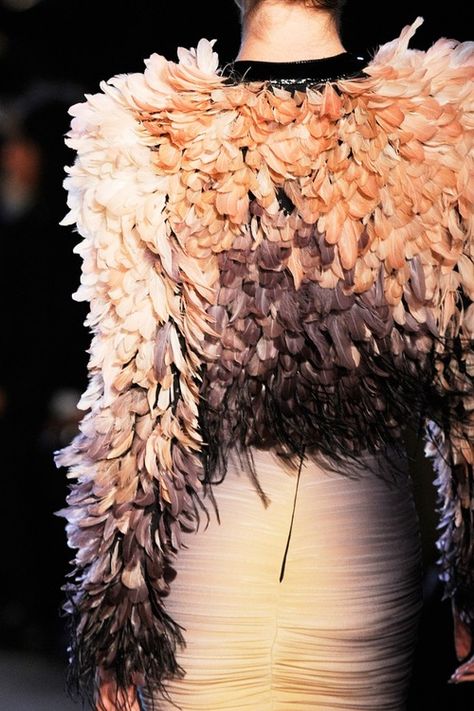 Sumptuous Feather Textures ombre feathered jacket; feathery fashion // Zac Posen Color Melon, Feather Fashion, Dressing Style, Women's Wear, Zac Posen, Fashion Details, A Dress, Couture Fashion, Look Fashion