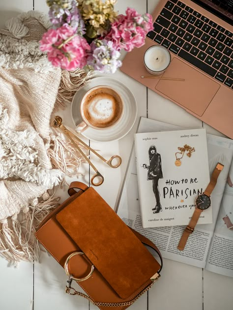 How To Master Flat Lay Photography // Gemma Louise Flat Lay Photography Clothing, Instagram Flat Lay, Book Flatlay, Flat Lay Inspiration, Photography Bags, Flat Lay Photos, Bookstagram Inspiration, Wall Panelling, Foto Tips