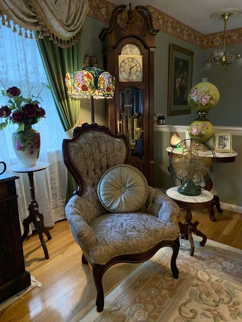 Victorian Aesthetic Interior, Victorian Parlor Sitting Rooms, Victorian Couch Living Room, Small Victorian Homes Interior, Old Victorian Living Room, Vintage House Interior Victorian, Victorian Apartment Decor, Victorian Room Decor, New Classic Interior Design