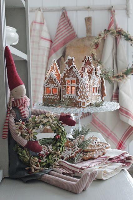 Maileg Christmas, Christmas Bakery, Norwegian Christmas, Vibeke Design, Scandinavian Christmas Decorations, Christmas Decoration Ideas, Christmas Interiors, Christmas Gingerbread House, Nordic Christmas