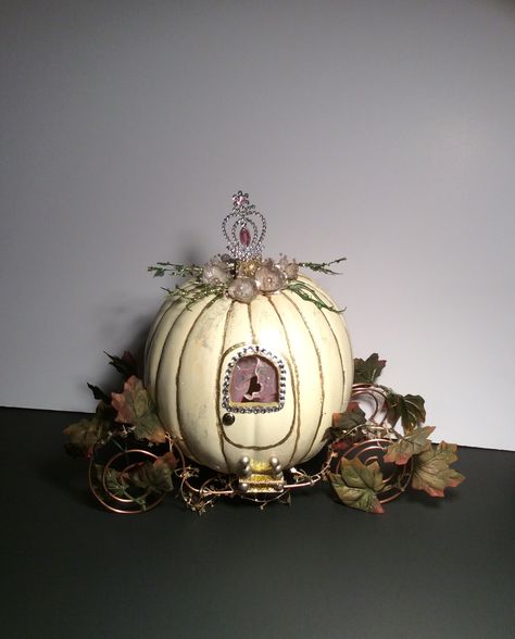 Cinderella Pumpkin Carving, Pumpkin Cinderella, Cinderella Diy, Cinderella Pumpkin Carriage, Princess Pumpkin, Cinderella Coach, Pumpkin Decorating Contest, Creative Pumpkin Carving, Disney Pumpkin