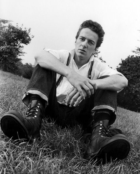 Joe Strummer, Central Park, NYC, 1978 - Ph. Kate Simon The Future Is Unwritten, Mick Jones, British Punk, Joe Strummer, Punk Rock Bands, Music Images, Celebrity Travel, The New Wave, The Clash