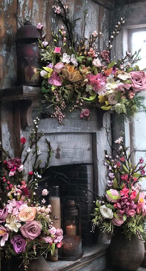 Rustic Vintage Decor, Antique Fireplace, Country Living Room, Fireplace Ideas, Farmhouse Decor Living Room, Deco Floral, Rustic Living, Country Charm, Rustic Living Room