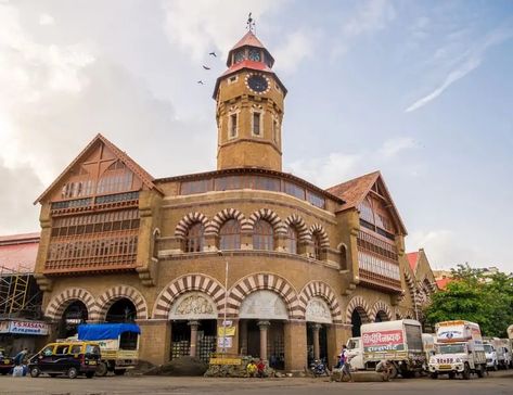 Crawford Market: A unique shopping destination in Mumbai Mumbai Tourist Places, Mumbai Shopping, Street Shopping In Mumbai, Chhatrapati Shivaji Terminus, Mumbai Market, Crawford Market, Mumbai Tourism, Pet Corner, Gothic Buildings