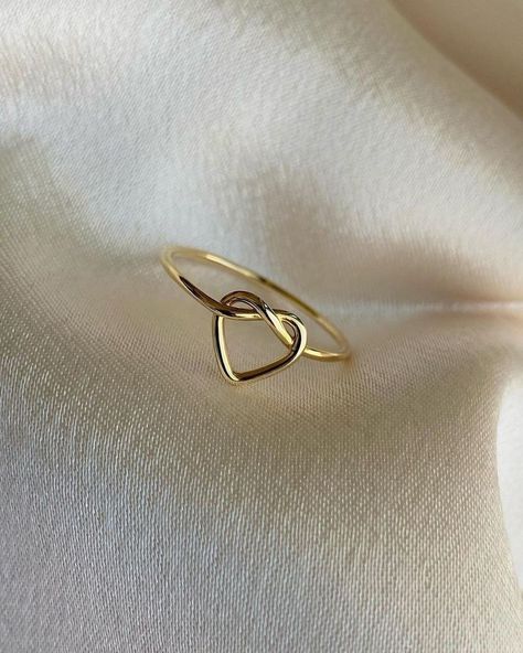 Anillo Aesthetic, Minimalist Accessories Jewellery, Simple Ring Design, Simplistic Jewelry, خواتم خطوبة, Cute Promise Rings, Hand Jewelry Rings, Unique Gold Jewelry Designs, Rings Ideas