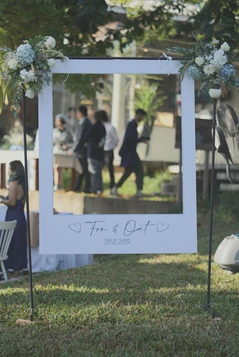 Wedding Photo Prop, Picture Frames Standing, Reception Backdrop, Photo Frame Prop, Photo Backdrop Wedding, Framed Wedding Photos, Prom Decor, Boda Mexicana, Wedding Photo Props