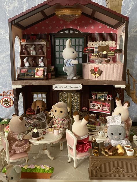 Sylvanian Families Set Up, Calico Critter Set Up, Calico Critter Shelf, Sylvanian Families House Makeover, Calico Critter Aesthetic, Calico Critters Storage, Calico Critter Display, Sylvanian Families House Diy, Diy Sylvanian Families