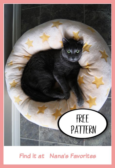 Sewn Cat Bed, Fleece Cat Bed Diy, Homemade Cat Beds, Cat Bed Ideas, Dog Bed Sewing Pattern, Pet Bed Pattern, Cat Bed Pattern, Fleece Pet Bed, Cat Sewing