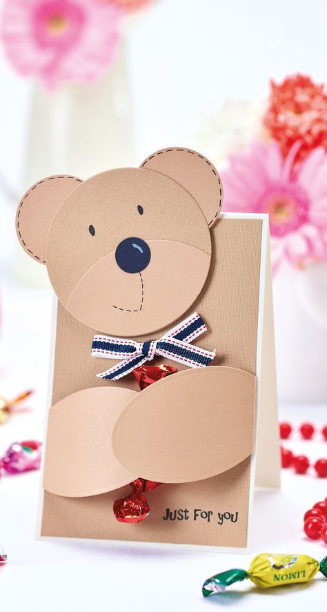 Bear hugs! Craft this adorable teddy card for free in three simple steps at papercraftermagazine.co.uk Mother's Day Cards Handmade Simple, Teacher Birthday Card, Saint Valentin Diy, Valentines Bricolage, Diy Mother's Day Crafts, Anniversaire Diy, Teacher Birthday Gifts, Bear Card, Creative Valentines