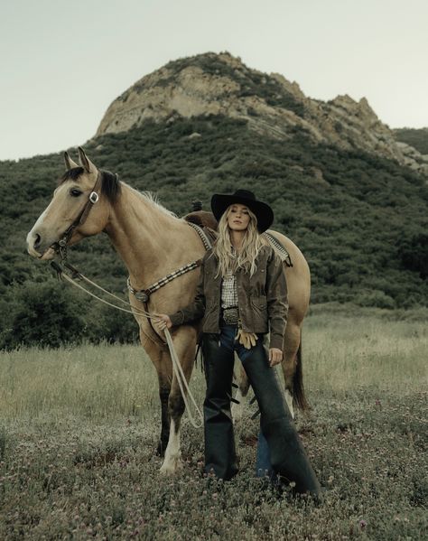 Cowgirl Horse Photoshoot, Western Fashion Photography, Horse Photoshoot Poses, Fall Cowgirl Photoshoot, Ranch Wife Aesthetic, Yellowstone Photoshoot, Western Poses Photo Ideas, Comfy Western Outfits, Country Style Fashion