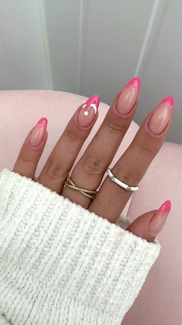 Pink Santa Hat Nails, Pink Santa Nails, Nails Pink Christmas, Christmas Hat Nails, Xmas Nails Pink, December Nails Christmas Xmas, Christmas Nails Pink And White, Pink Christmas Nails Almond, Nails Christmas Pink