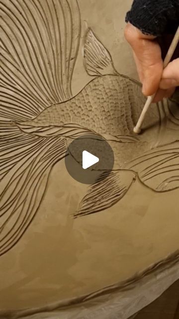 NoRo by Noam Rosenberg - Art - Design - Ceramic on Instagram: "Decoration of a beautiful fish on a large serving plate. By NoRo @noamrosenberg.art Thank you Yaron minkowski @minkowskiy for the collaboration . . . #ceramicsofinstagram #keramik #satisfingvideos #ceramicartist #satisfying #modernceramics #satisfyingvideos #howitsmade #handbuiltceramics #howitsdone #contemporaryceramics #ceramicart #handmadepottery #ceramicsart #pottersofinstagram #fishprint #naturart #craft #handmade #ceramicstudio #fish #functionalceramics #handmadeceramics #ceramica #instaceramics" Fish Ceramics Pottery, Koi Fish Pottery, Fish Clay, Instagram Decoration, Fish Pottery, Ceramic Fish Plate, Clay Plates, Fish Plate, Clay Texture