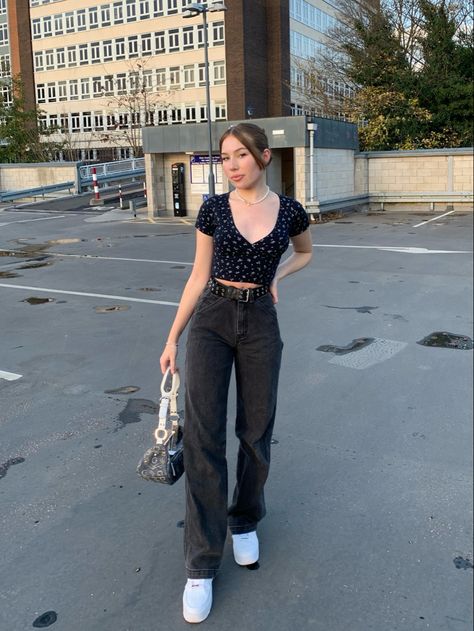 Feanne Jeans Brandy Melville, Black Jean Outfits Aesthetic, Black Vintage Jeans Outfit, Black Mom Jean Outfits, Mom Black Jeans Outfit, How To Style Black Jeans Aesthetic, Black Jeans Outfit 2023, Outfits With Black Mom Jeans, Black Mom Jeans Outfit Aesthetic