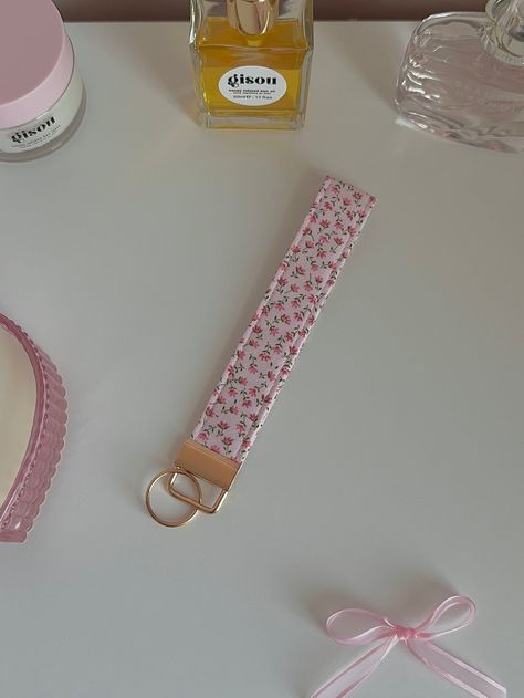 Handmade wristlet Measurements: 6 x 1 inches Gold hardware Pink floral fabric 100% cotton Affordable Pink Keychain With Key Clip, Key Wristlet Aesthetic, Cute Wristlet Keychains, Cute Car Keys Keychains Ideas, Cute Car Keys, Aesthetic Keys, Car Keychain Aesthetic, Car Keys Keychain Ideas, Cute Keychains For Car Keys