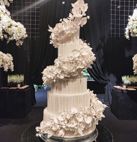 Extravagant Wedding Cakes, Dream Wedding Reception, Big Wedding Cakes, Dream Wedding Cake, Luxury Wedding Cake, Dream Wedding Decorations, Luxury Wedding Decor, Wedding Backdrop Design, Dream Wedding Venues