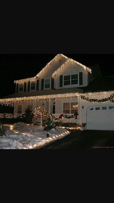 christmas exterior decorations - exterior christmas decorations farmhouse Christmas Lights On Small House Outdoor, Outdoor Christmas Lights Icicle, White Icicle Lights On House, Christmas Outdoor House Lights, Christmas Decorated House Exterior, Christmas Lights Icicle Outdoor, White Christmas Lights Outdoor House, Outside Lights Christmas, Christmas Lights Single Story House