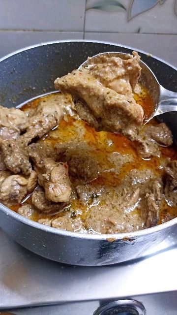 Royal Chicken, Onion Paste, Kasuri Methi, Chicken Starter Recipes, Lunch Chicken, Cooking Recipes In Urdu, Green Cardamom, Cooked Chicken Recipes, Ginger Garlic Paste