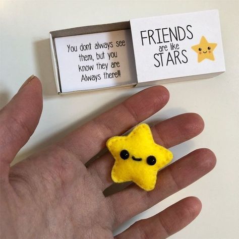 Sewing Birthday Gifts, Diy Friend Gift, Cute Small Gifts, Small Diy Gifts, Small Gift Ideas, Hadiah Diy, Small Gifts For Friends, Matchbox Crafts, Diy Best Friend Gifts