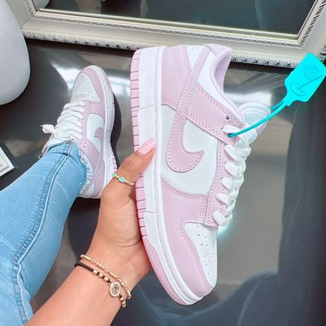 Pink Jordan Dunks, Air Jordan Rosa, Air Force Rosa, Custom Dunks, Sneaker Jordan, Fitness Friends, Pink Jordans, Pink Nike Shoes, Jordan Low