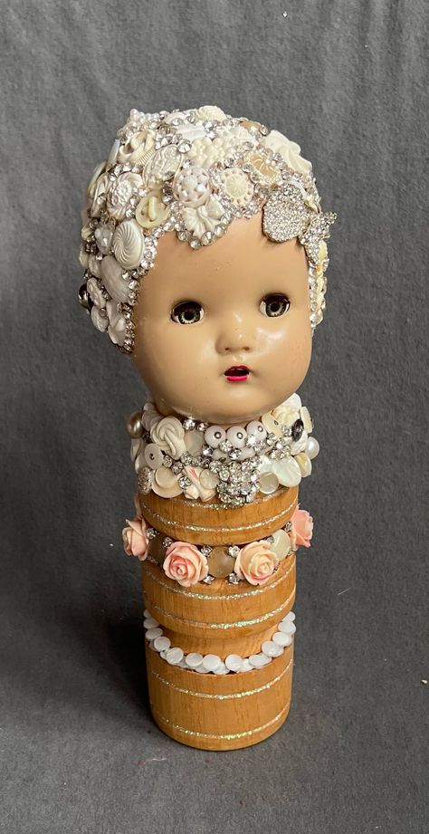 Doll Head Crafts, Doll Head Art, Mannequin Ideas, Doll Assemblage, Button Dolls, Altered Dolls, Recycled Jewellery, Assemblage Art Dolls, Body Study