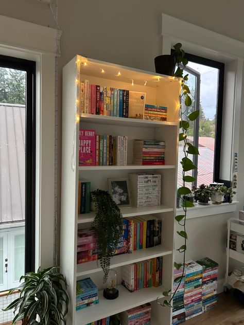 Cozy Book Nook Aesthetic, Wall Bookshelf Styling, Book Girl Room, Small Bookshelf Inspiration, Bookshelf Decor Bedroom, Bookworm Bedroom, Addition To House, Book Corner Ideas Bedroom, Bookshelf Inspo