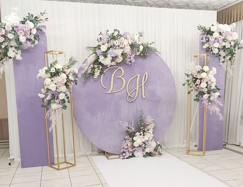 Best Quinceanera Themes, Lilac Wedding Theme Decor Receptions, Chic Table Settings, Deco Violet, Elegant Floral Arrangements, Engagement Themes, Wedding Background Decoration, Wedding Stage Design, Diy Wedding Backdrop