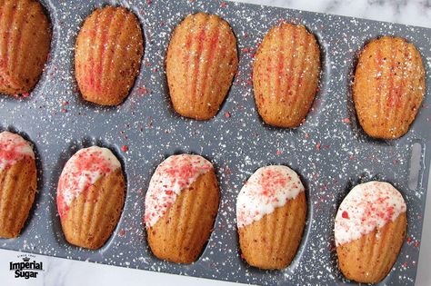 Madeline Cake, Madeleines Recipe, Madeline Cookies, Madeleine Recipe, Cake Dip, Freeze Dried Strawberries, Dried Strawberries, Little Cakes, Chocolate Peppermint