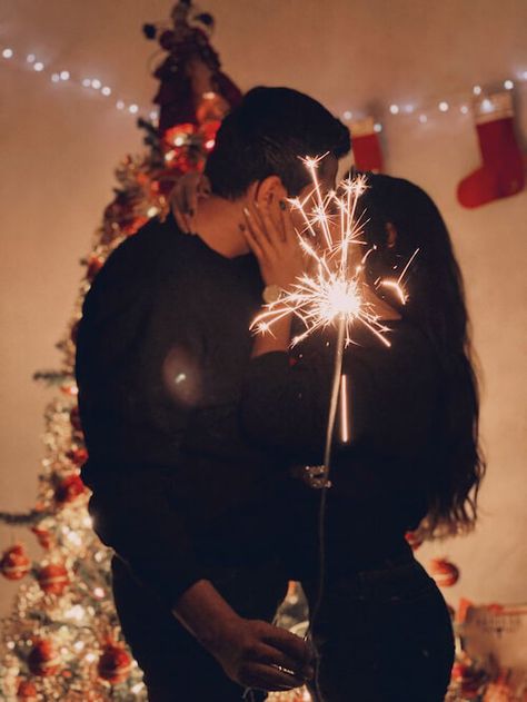 50+ Cute Christmas Photography Ideas For Couples [2023] For Creative Winter Holiday Photoshoot Christmas Photography Couples, Christmas Couple Photos, Portret Feminin, Christmas Couple Pictures, Christmas Poses, Christmas Family Photoshoot, Holiday Photoshoot, Christmas Shoot, Shotting Photo