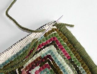 How to whip a hand hooked rug tutorial- includes a trick for nice corners.  Have you tried this method? Rug Hooking Tutorial, Cushion Texture, Hooked Rugs Primitive, Rug Hooking Designs, Rug Tutorial, Hooked Pillow, Scrap Yarn, Primitive Rugs, Latch Hook Rugs