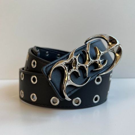 Y2k 2000s Chrome Futuristic Cross Emblem Black And Silver Grunge Emo Belt These Belts Are Unisex! Beautiful Star Design 1.5w X 43l Brand New Aba Fanart, Y2k Emo Men, Y2k Diamond Belt Boys, Chrome Futuristic, Y2k Belt Men, Belts Y2k, Grunge Belt, Belts Design, Cool Belts