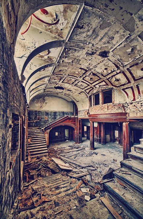 Abandoned Architecture, Abandoned Homes, Haunting Photos, Abandoned Property, Old Abandoned Houses, Forgotten Places, Abandoned Castles, Abandoned House, Abandoned Mansions